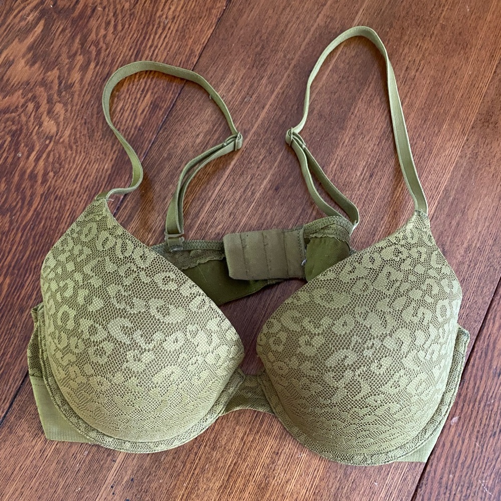 Victoria's Secret Green Lace Underwire Bra with Adjustable Straps